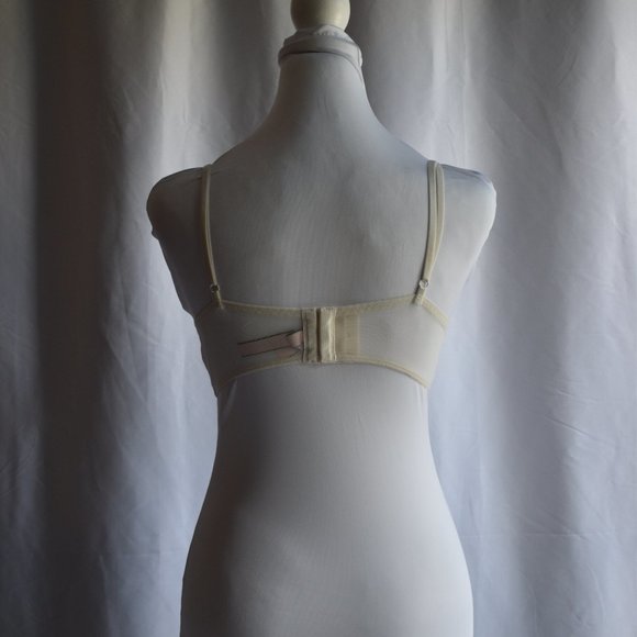 Victoria's Secret White Wireless Bra - Picture 6 of 6